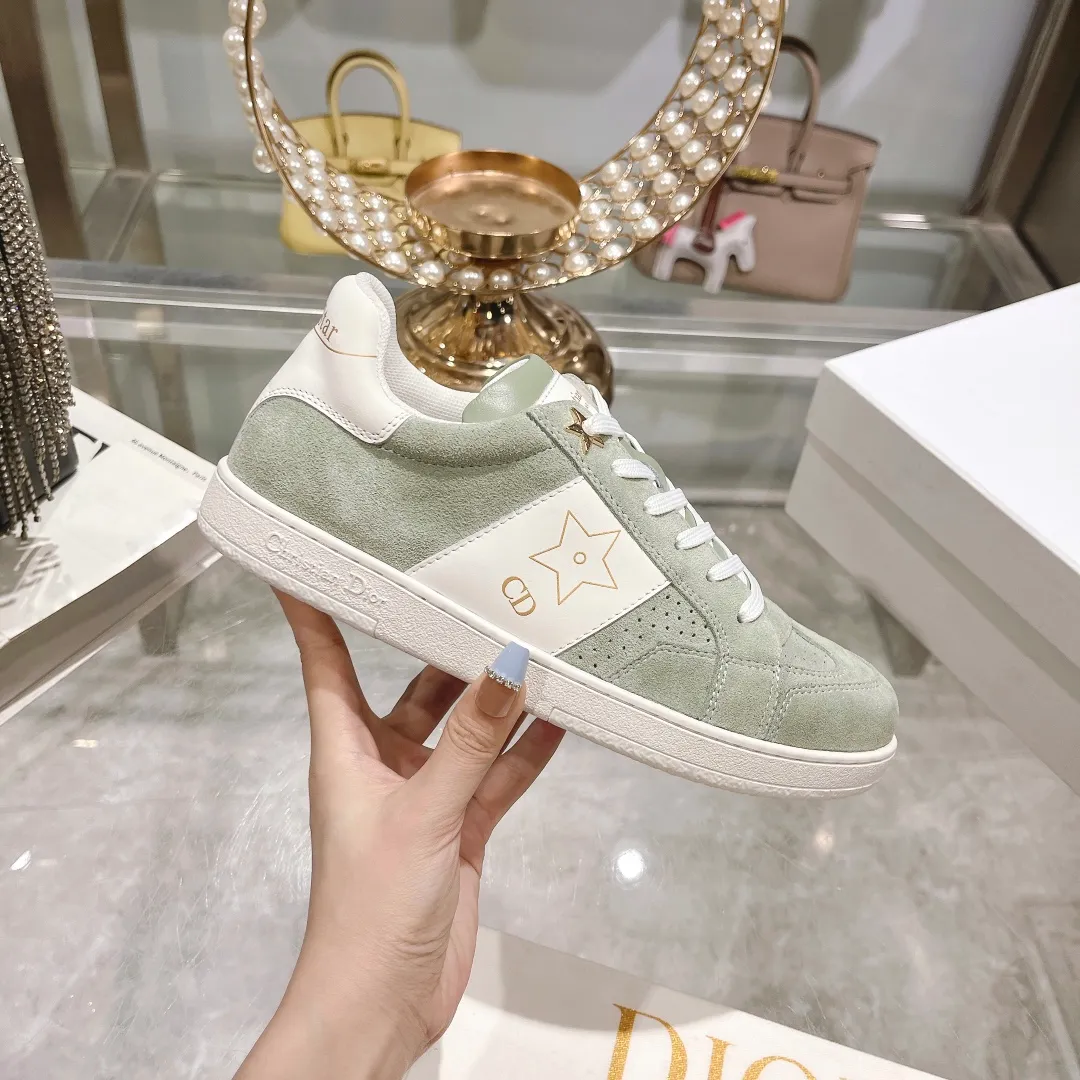 👟👟Ex-factory price 560👟👟Dior2024 new white shoes, Dior Dior Star women's sports shoes, very light summer white shoes. The upper is carefully made of imported suede, decorated with tonal suede panels, metal stars decorate the lace eyelets, and breathable mesh inside. The upper is punched and designed not to stuffy the feet. It is equipped with Christian Dior logo and thin soles. The thick sole is suitable for all seasons! Size: 35-41 (40 and 41 are customized and cannot be returned or exchanged)